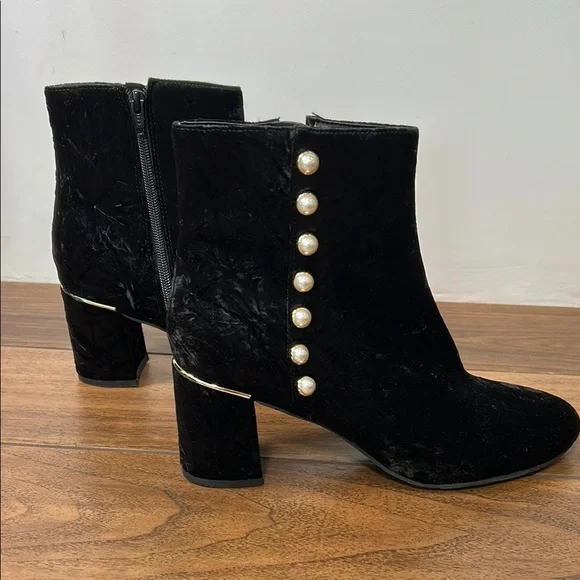 Elegant Black Velvet Ankle Boots with Pearl Detailing Isaac Mizrahi brand. 8.5 - Picture 2 of 10